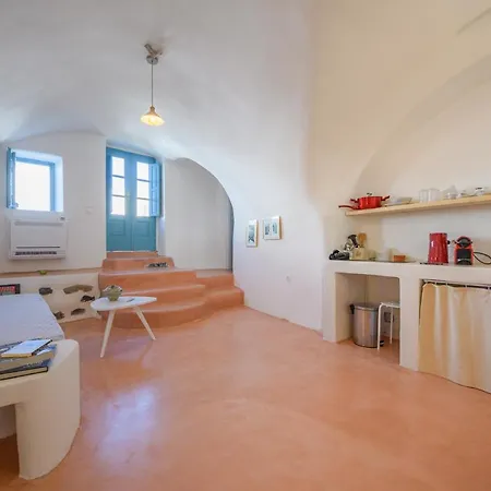 Santorinio Yellow House بيت للعطل Éxo Goniá