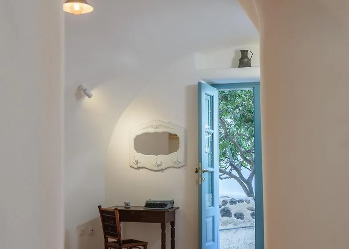 Santorinio Yellow House Exo Gonia