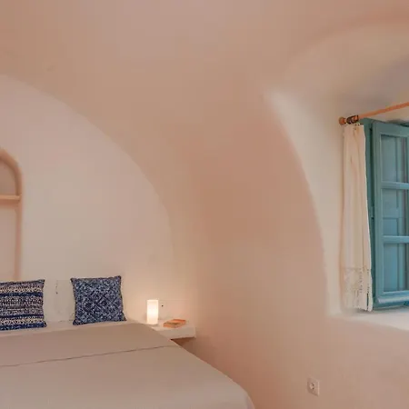 Santorinio Yellow House