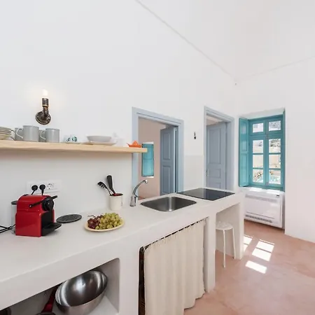 Santorinio Yellow House