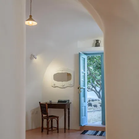 Santorinio Yellow House Exo Gonia