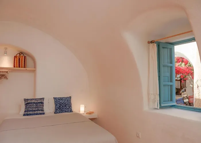 Santorinio Yellow House