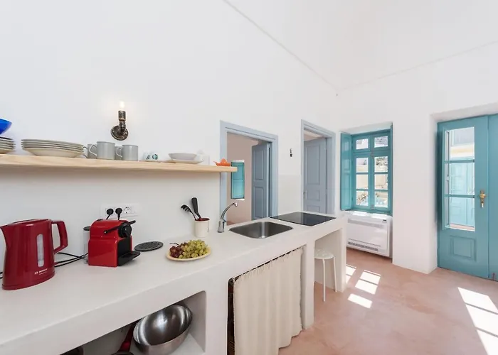 Santorinio Yellow House